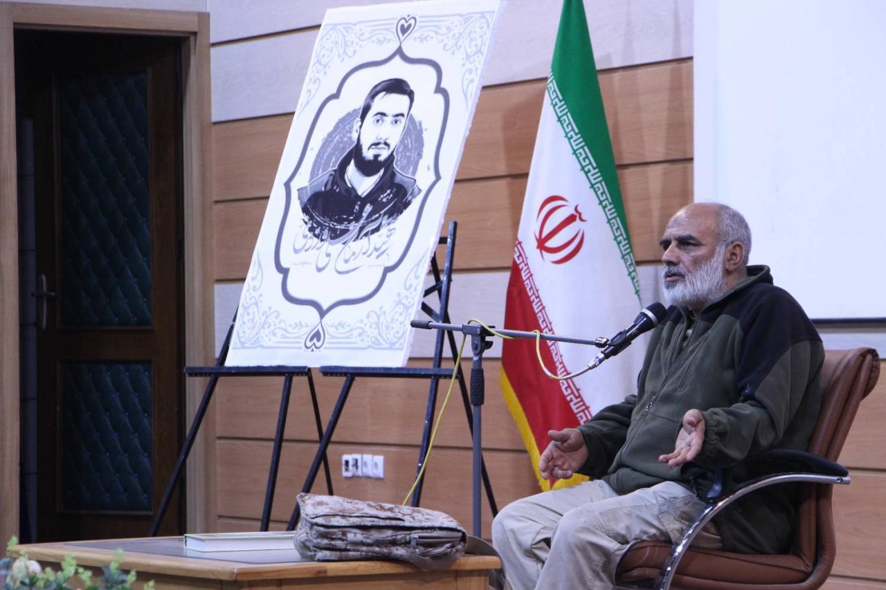 همنشینی دانش‌آموزان دبیرستان امام رضا(ع) پای خاطرات رزمنده دوران دفاع مقدس