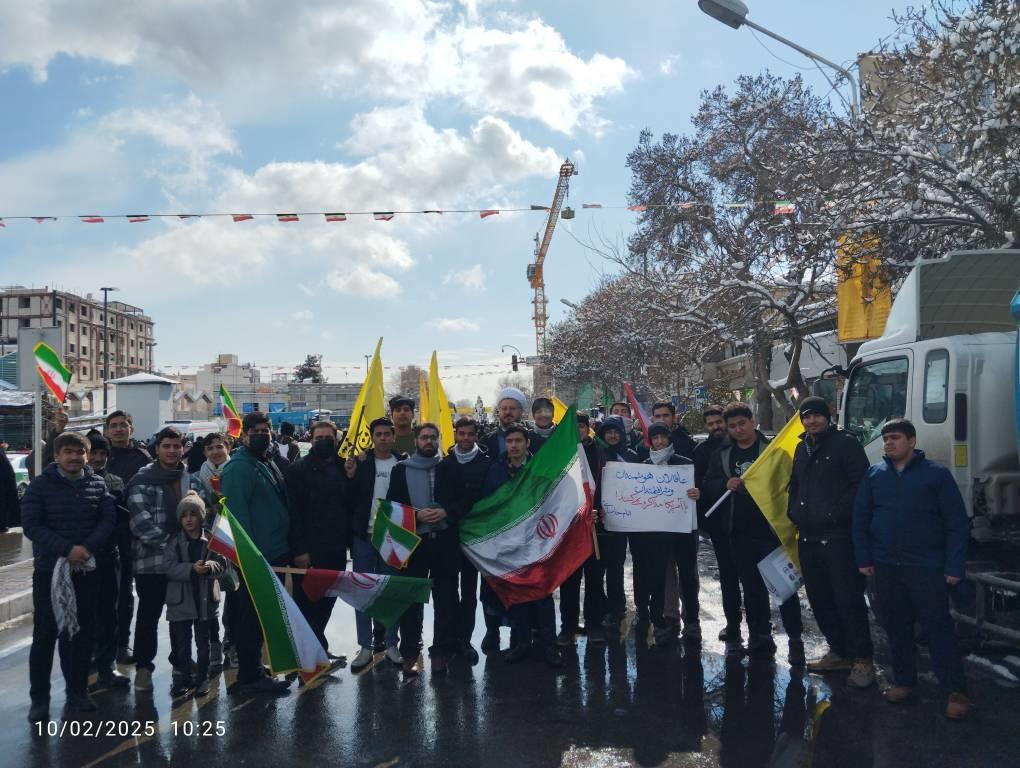  راهپیمایی پرشور ۲۲ بهمن ماه با دانش آموزان و همکاران دبیرستان علوم و معارف اسلامی امام رضا علیه السلام در جمع مردم شریف مشهد